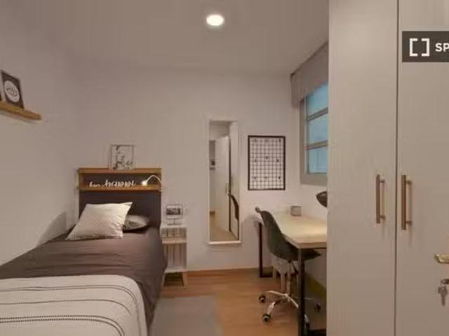 Se alquila habitación en piso de 7 habitaciones en Barcelona