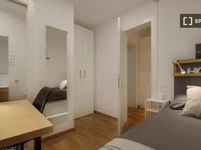 Se alquila habitación en piso de 7 habitaciones en Barcelona