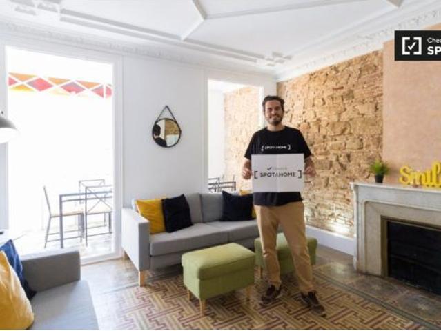 Se alquila habitación en piso de 7 habitaciones en Barcelona