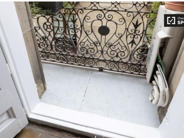Se alquila habitación en piso de 7 habitaciones en Barcelona