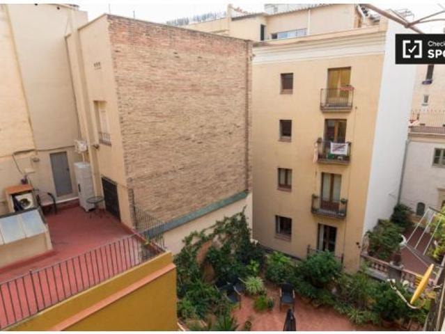 Se alquila habitación en piso de 7 habitaciones en Barcelona