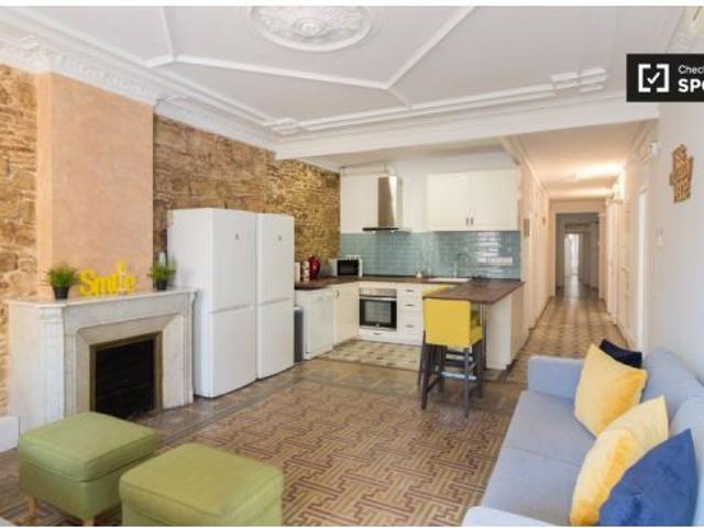 Se alquila habitación en piso de 7 habitaciones en Barcelona