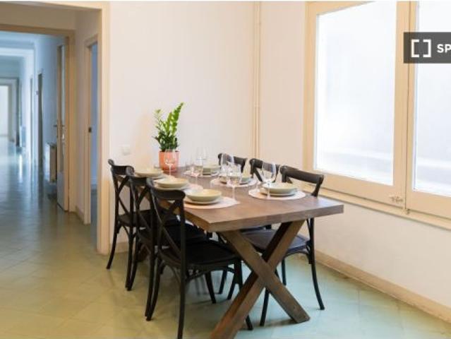 Se alquila habitación en piso de 7 habitaciones en Barcelona
