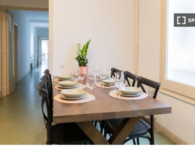 Se alquila habitación en piso de 7 habitaciones en Barcelona