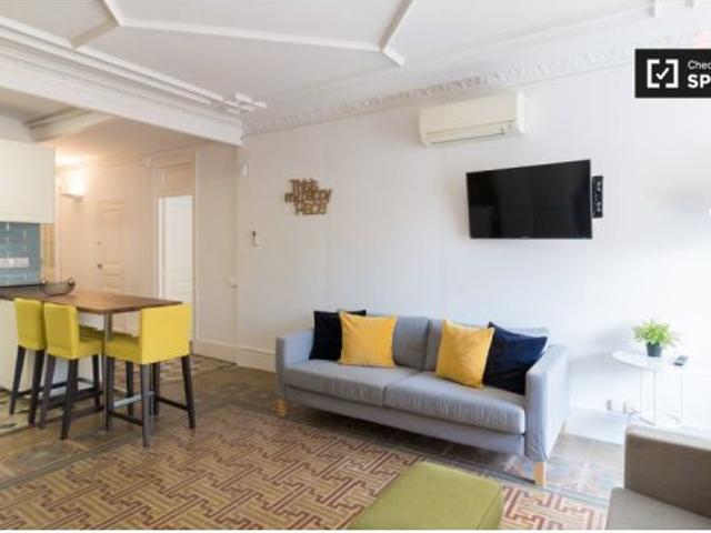 Se alquila habitación en piso de 7 habitaciones en Barcelona