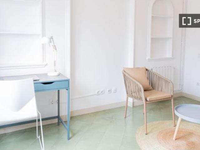 Se alquila habitación en piso de 7 habitaciones en Barcelona