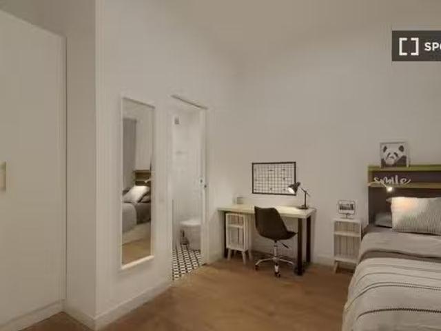Se alquila habitación en piso de 7 habitaciones en Barcelona