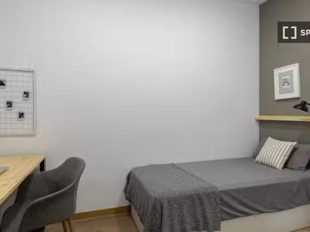 Se alquila habitación en piso de 7 habitaciones en Barcelona