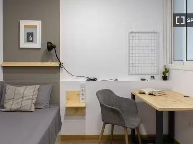 Se alquila habitación en piso de 7 habitaciones en Barcelona