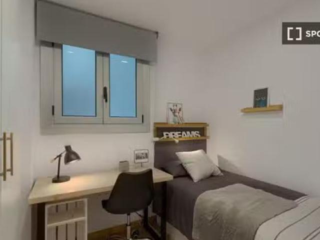 Se alquila habitación en piso de 7 habitaciones en Barcelona