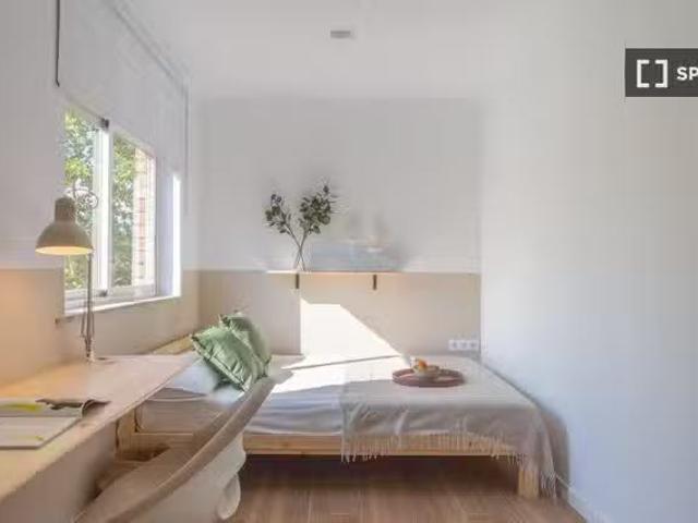 Se alquila habitación en piso de 7 habitaciones en Barcelona