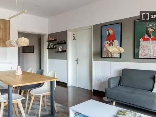 Se alquila habitación en piso de 7 habitaciones en Barcelona