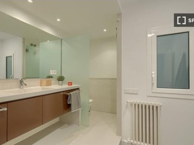 Se alquila habitación en piso de 7 habitaciones en Barcelona