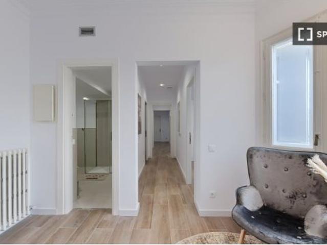 Se alquila habitación en piso de 7 habitaciones en Barcelona