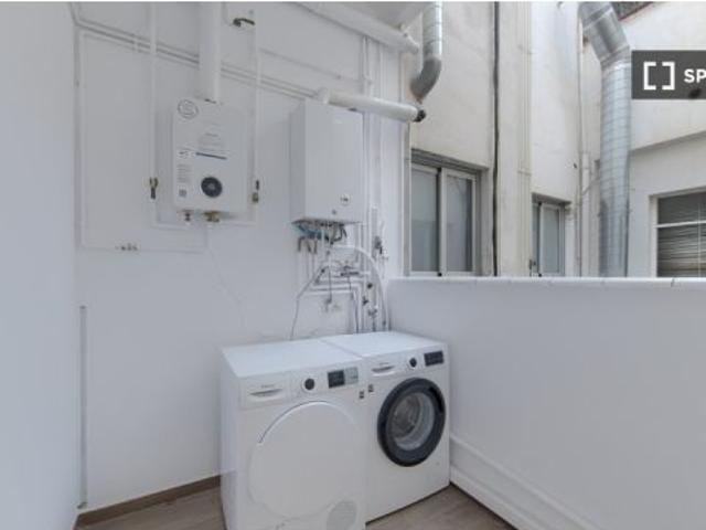 Se alquila habitación en piso de 7 habitaciones en Barcelona
