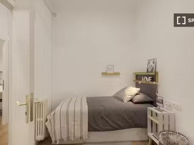 Se alquila habitación en piso de 7 habitaciones en Barcelona