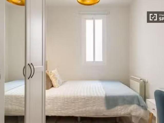 Se alquila habitación en piso de 7 habitaciones en Comillas, M.