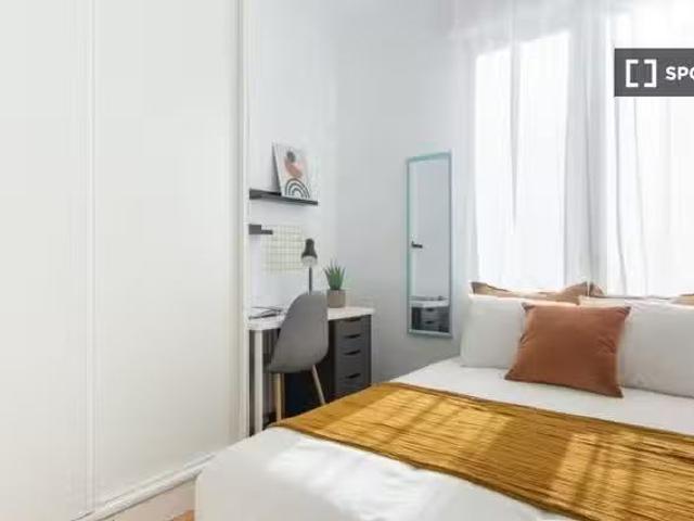 Se alquila habitación en piso de 7 habitaciones en Lavapiés, M.
