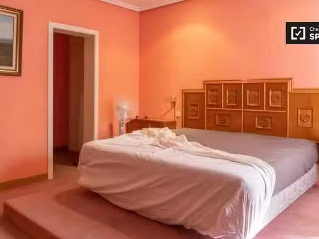 Se alquila habitación en piso de 7 habitaciones en Malasaña