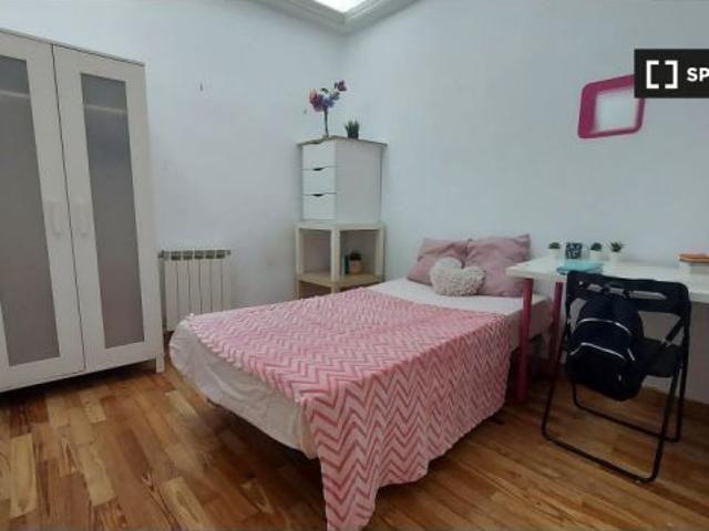 Se alquila habitación en piso de 7 habitaciones en Malasaña