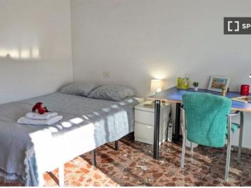 Se alquila habitación en piso de 7 habitaciones en Paterna, Valencia