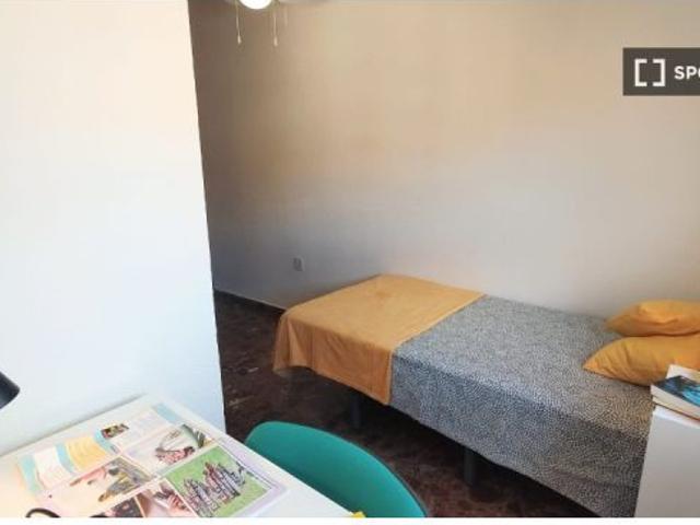 Se alquila habitación en piso de 7 habitaciones en Paterna, Valencia