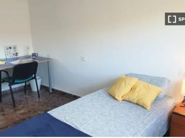 Se alquila habitación en piso de 7 habitaciones en Paterna, Valencia
