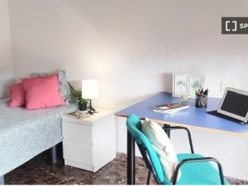 Se alquila habitación en piso de 7 habitaciones en Paterna, Valencia