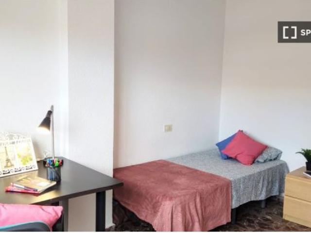 Se alquila habitación en piso de 7 habitaciones en Paterna, Valencia