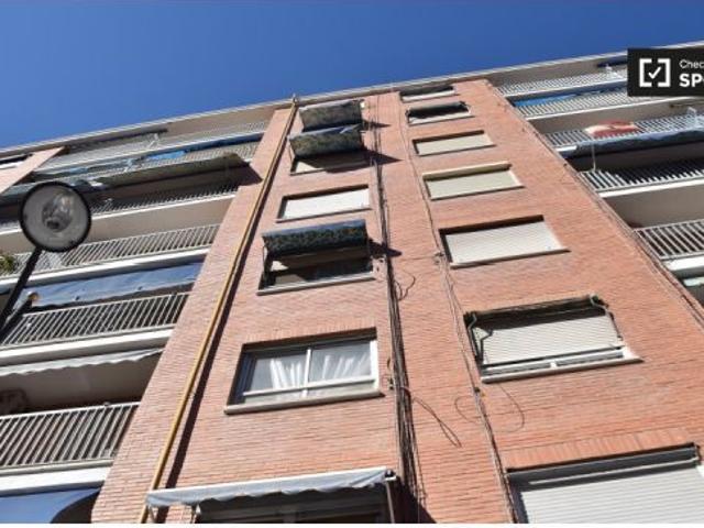 Se alquila habitación en piso de 8 dormitorios en L' Amistat, Valencia
