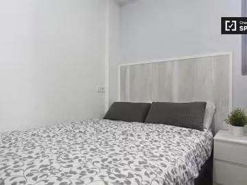 Se alquila habitación en piso de 8 dormitorios en Pirámides, M.