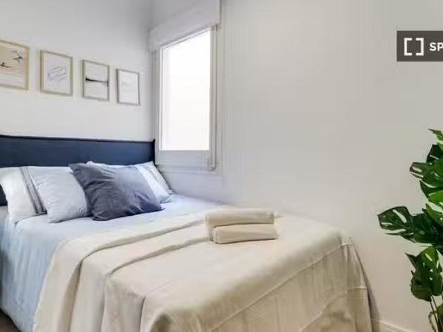 Se alquila habitación en piso de 8 habitaciones en Barcelona