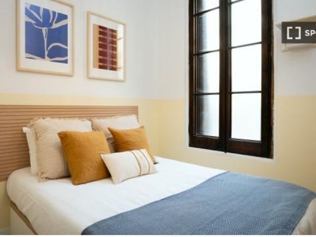 Se alquila habitación en piso de 8 habitaciones en Barcelona