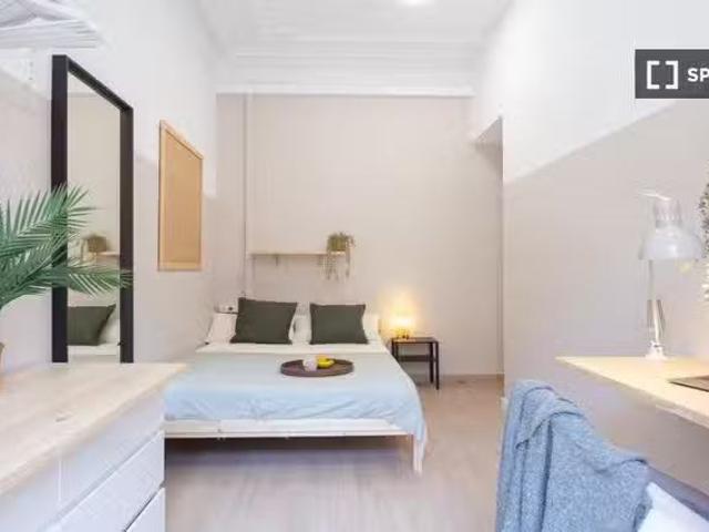 Se alquila habitación en piso de 8 habitaciones en Barcelona