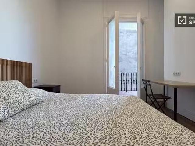 Se alquila habitación en piso de 8 habitaciones en Barcelona