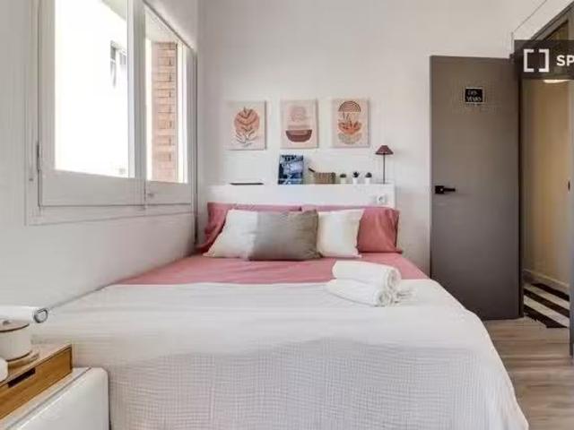 Se alquila habitación en piso de 8 habitaciones en Barcelona
