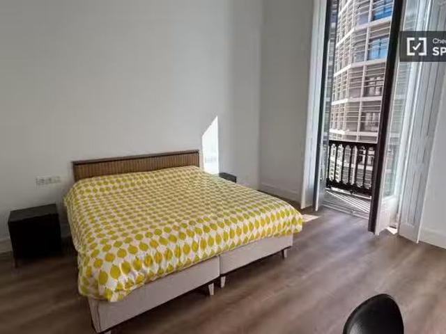 Se alquila habitación en piso de 8 habitaciones en Barcelona