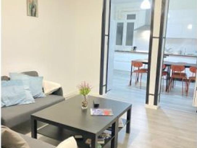 Se alquila habitación en piso de 8 habitaciones en Gran Vía, Madrid