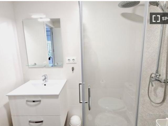 Se alquila habitación en piso de 8 habitaciones en Madrid