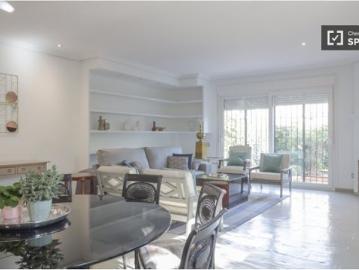Se alquila habitación en piso de 8 habitaciones en Madrid