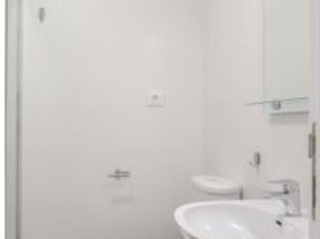 Se alquila habitación en piso de 8 habitaciones en Madrid