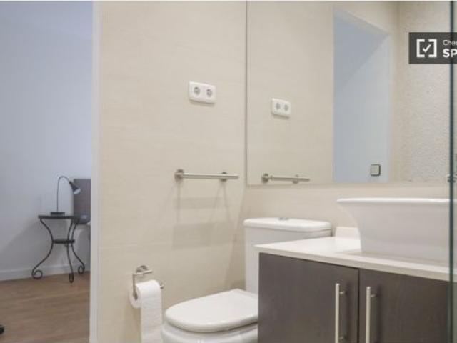Se alquila habitación en piso de 8 habitaciones en Madrid