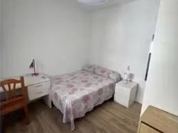 Se alquila habitación en piso de 8 habitaciones en Málaga