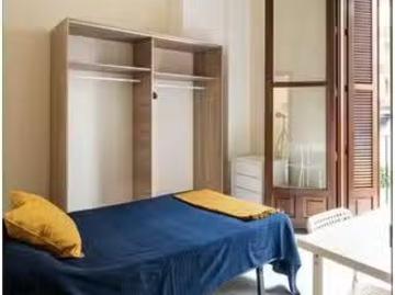 Se alquila habitación en piso de 8 habitaciones en Murcia