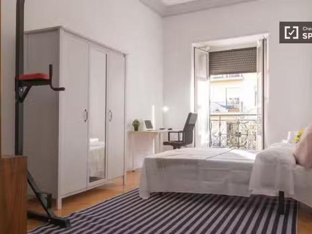 ¡Se alquila habitación en piso de 9 habitaciones!