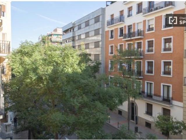 ¡Se alquila habitación en piso de 9 habitaciones!
