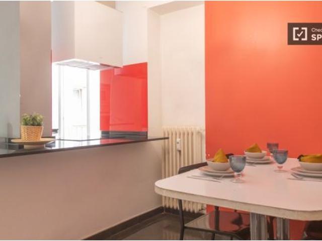 ¡Se alquila habitación en piso de 9 habitaciones!