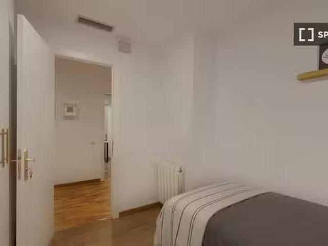 Se alquila habitación en piso de 9 habitaciones en Barcelona