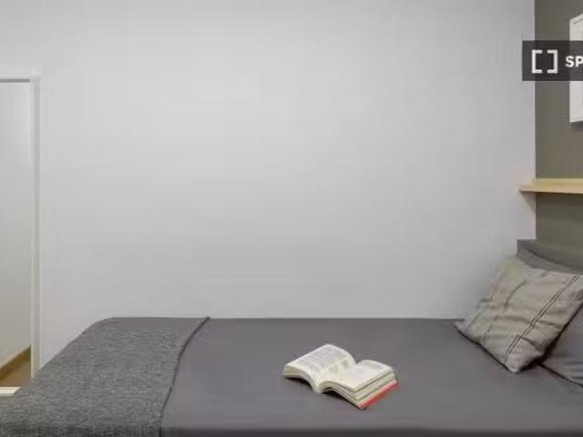 Se alquila habitación en piso de 9 habitaciones en Barcelona