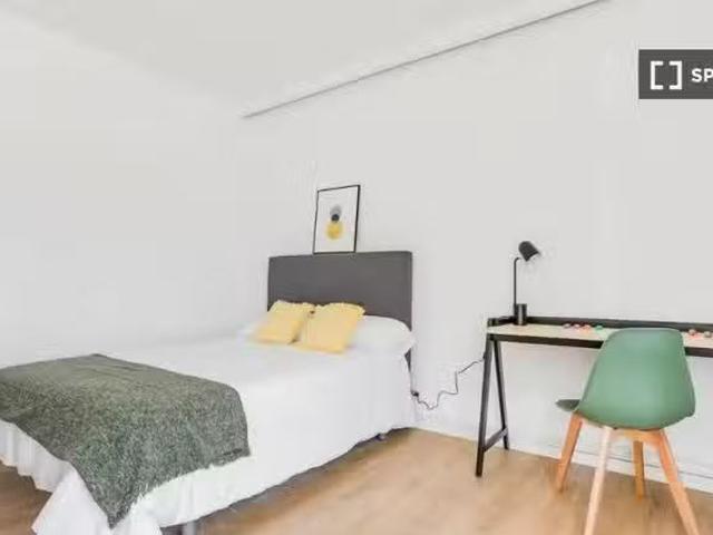 Se alquila habitación en piso de 9 habitaciones en Getafe, Mad.